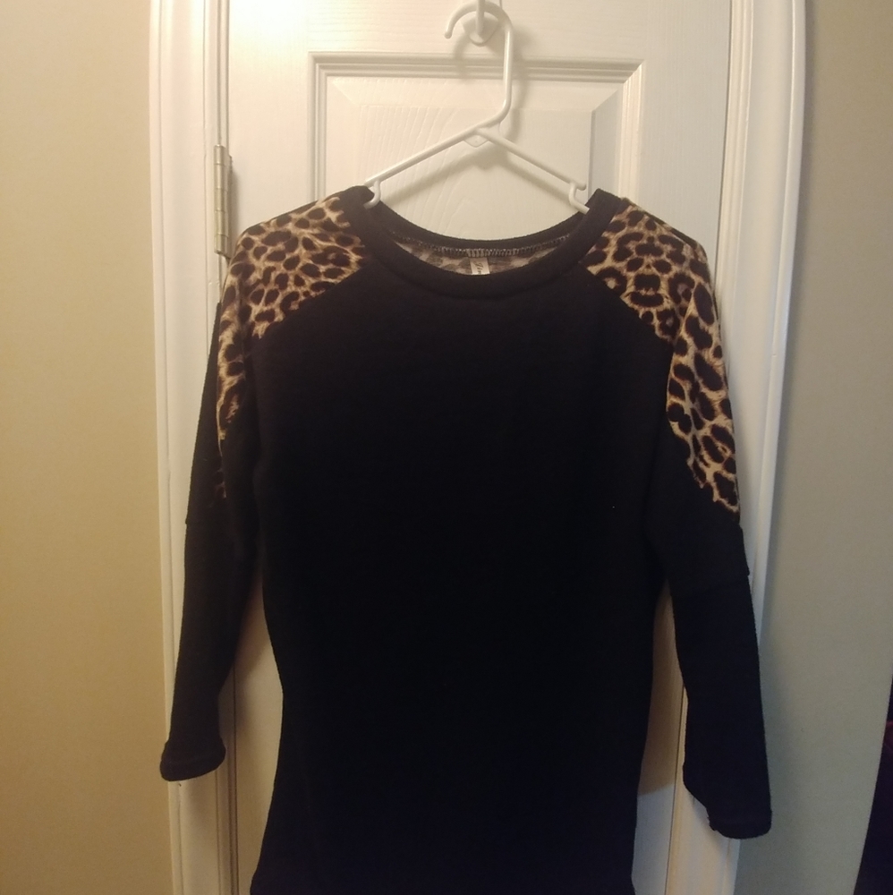 Lightweight Colorblock Leopard Print Top
